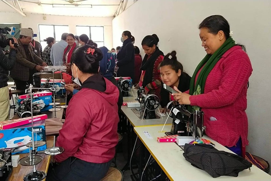बुटवल उपमहानगरपालिकाः सीप सिकाउँदै, उपकरण दिंदै