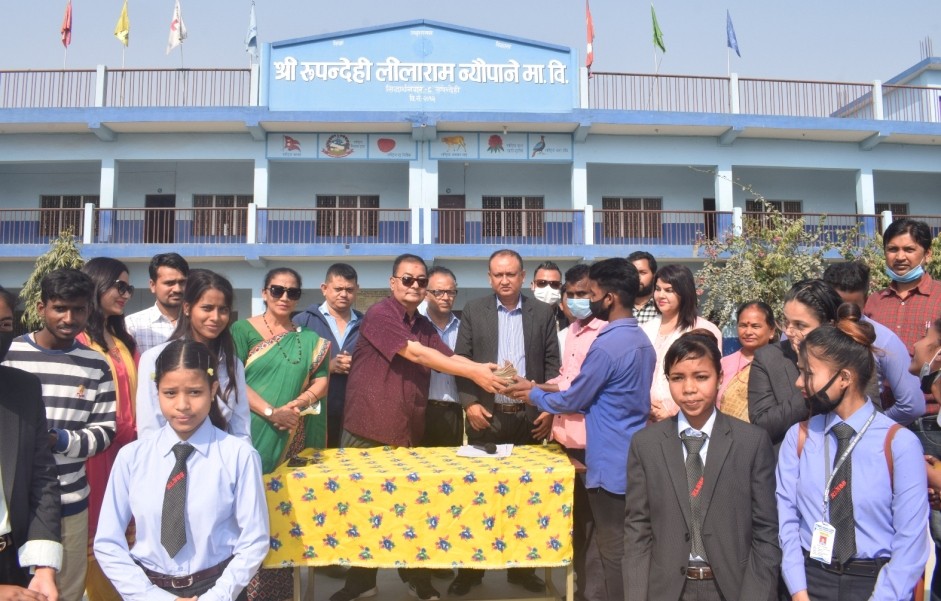 आगालागि पिडित साथीकाे परिवारलाई सहपाठी र शिक्षकले गरे सहयोग