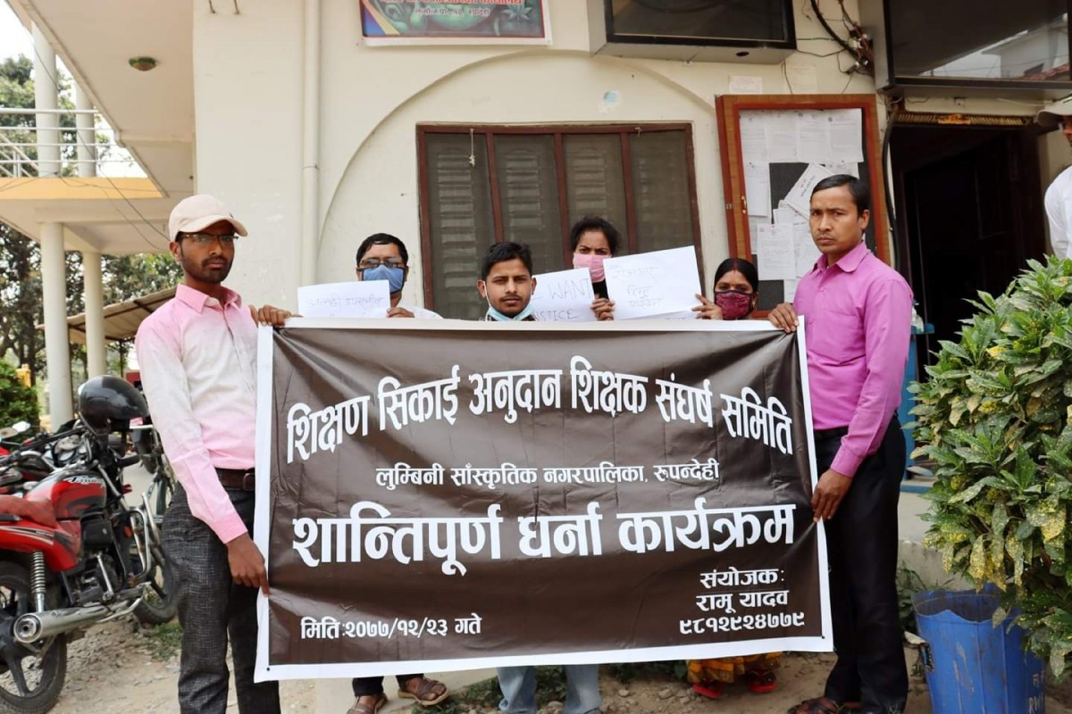 तलब नपाएपछि नगरपालिकामा धर्ना, तालाबन्दी गर्ने चेतावनी