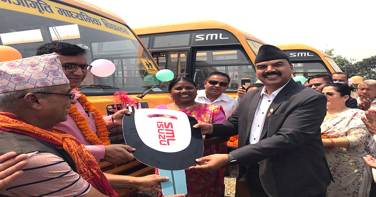 तिलोत्तमा नगरपालिकाद्वारा विद्यालयलाई बस