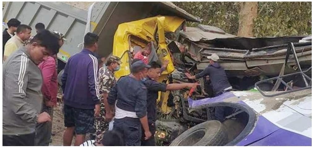 बस र टिपर ठोक्किँदा ५ जनाको मृत्यु, ३४ बढि घाइते