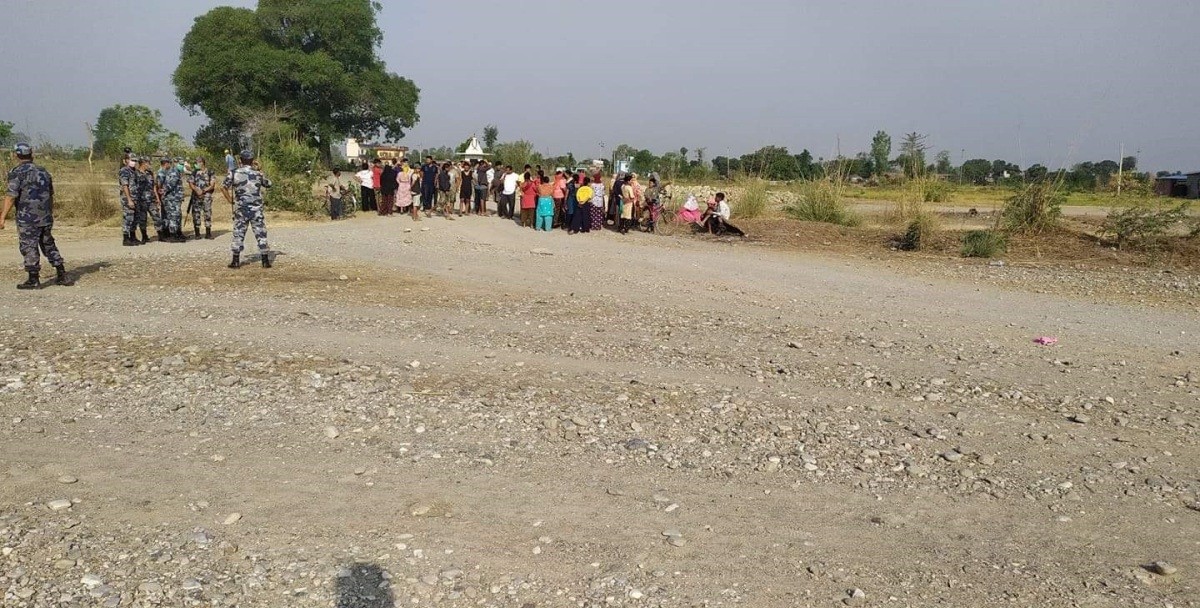 माेतिपुरमा जग्गा कब्जा गर्नेको भिड