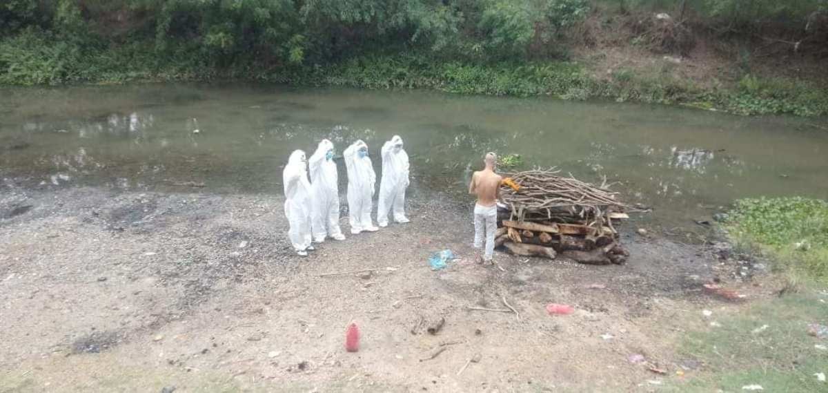 शव व्यवस्थापन गर्दै नेकपा मओवादी केन्द्र सिद्धार्थनगर