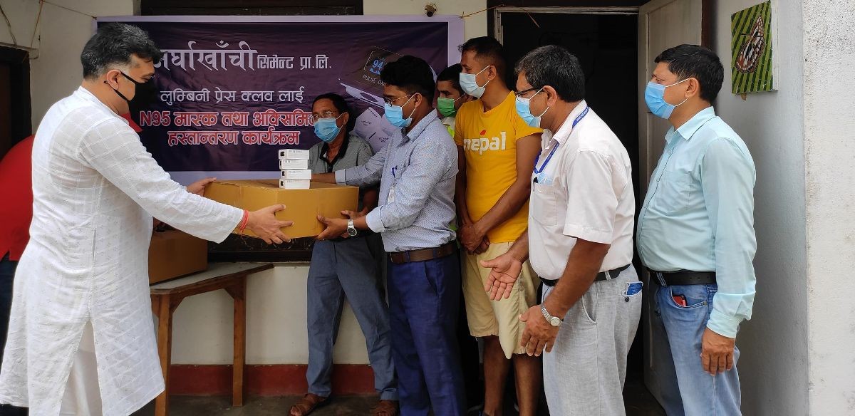 अर्घाखाँची सिमेन्ट द्वारा पत्रकारहरुलाई अक्सिमिटर र माक्स प्रदान