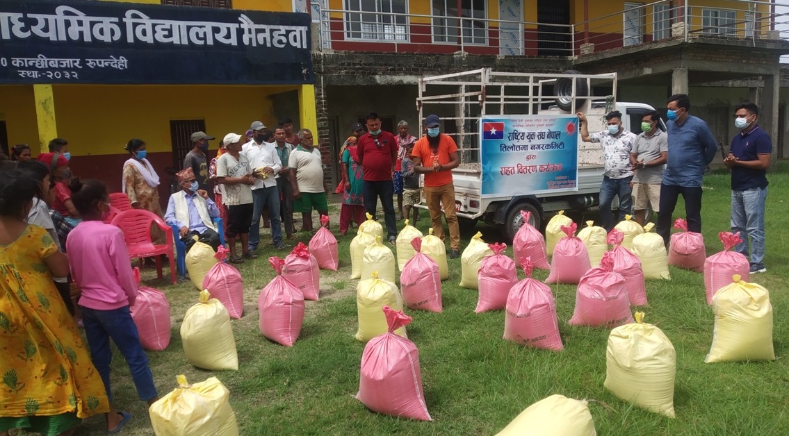 कोरोना प्रभावितलाई युवा संघले बाँड्यो राहत