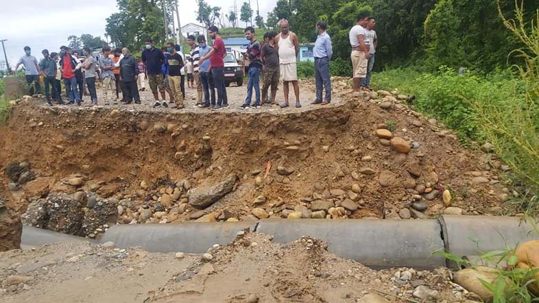 गैंडाकोटमा डाइभर्सन बगाउंदा राजमार्ग अवरुद्ध