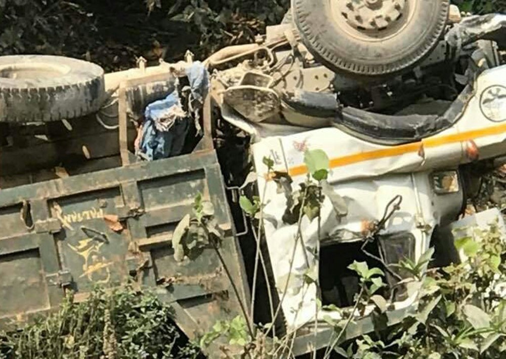 चुनढुंगा बोकेर बुटवलतर्फ आउंदै गरेको टिप्पर नदीमा खस्यो, चालकको मृत्यु