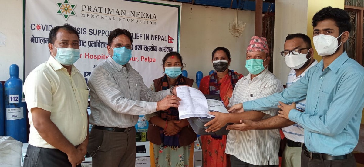 प्रतिमान निमा स्मृति प्रतिष्ठानको सहयोग जारी,  रामपुर अस्पताललाई स्वास्थ्य सामग्री हस्तान्तरण