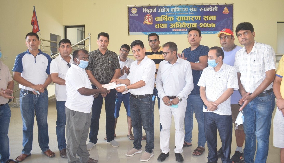 आगलागी पीडित अग्रहरीलाई संघद्वारा एक लाख राहत