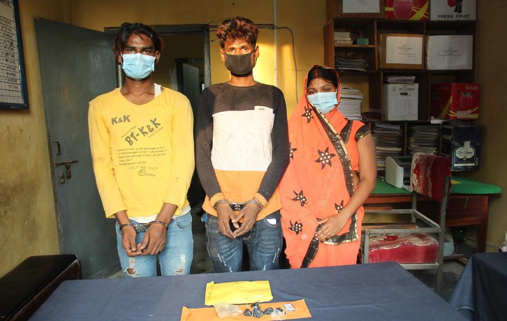 ब्राउनसुगर सहित ३ जना पक्राउ