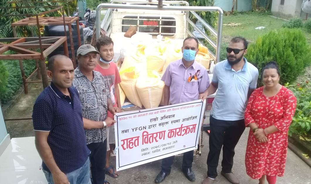 धादिङका कोभिड प्रभावित एवं बाढीपीडितलाई रुपन्देहीका युवाले बाँडे राहत