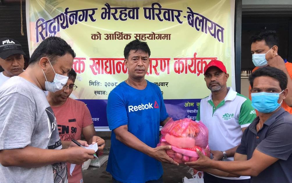सिद्धार्थनगर भैरहवा परिवार–बेलायतको आर्थिक सहयोगमा अतिविपन्न परिवारलाई खाद्यान्न वितरण