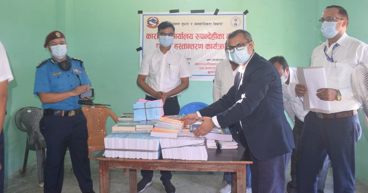 रुपन्देही कारागारलाई पुस्तक हस्तान्तरण