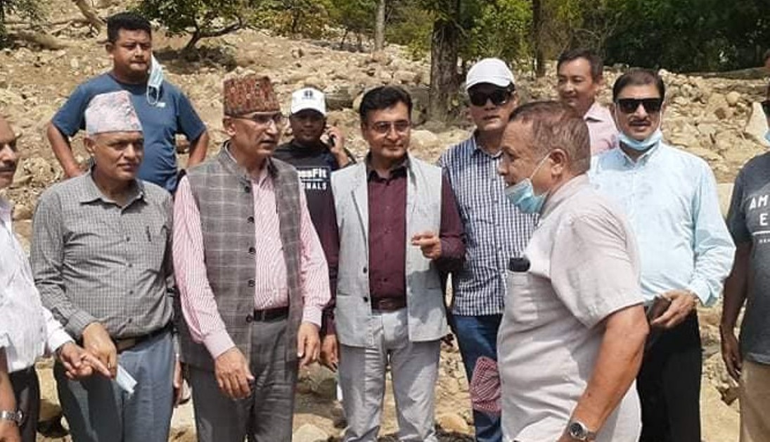 पूर्व अर्थमन्त्री  पौडेल र  टोपबहादुर रायमाझीले  गरे पहिरोको निरीक्षण