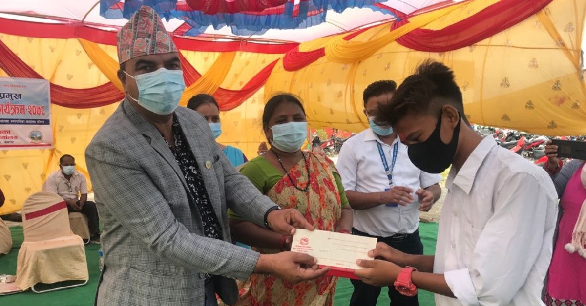 तिलोत्तमाका  ४२ विद्यार्थीलाई नगर प्रमुख छात्रवृत्ति प्रदान