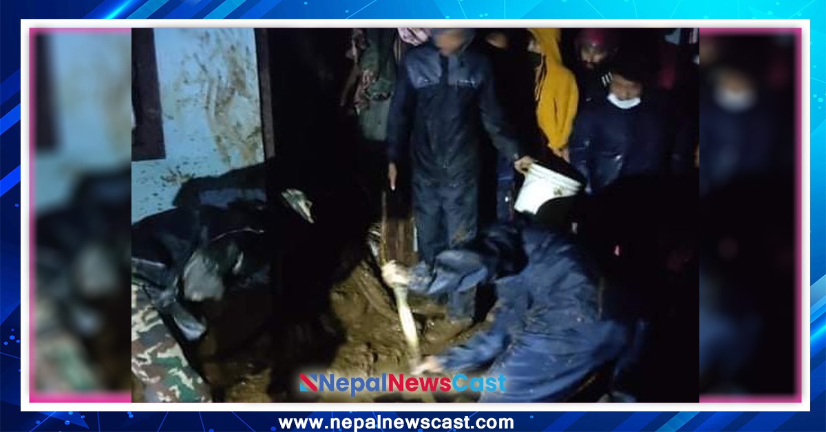 गुल्मीमा पहिरोमा पुरिएर एकै घरका तीन जनाको ज्यान गयो