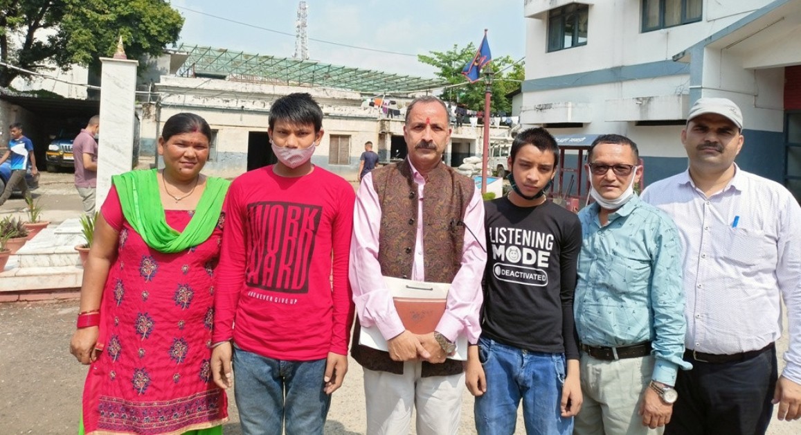 प्रवासी नेपाली मित्र मञ्च भारत र मानव कल्याण मित्र मञ्चद्वारा किशाेरकाे उद्धार