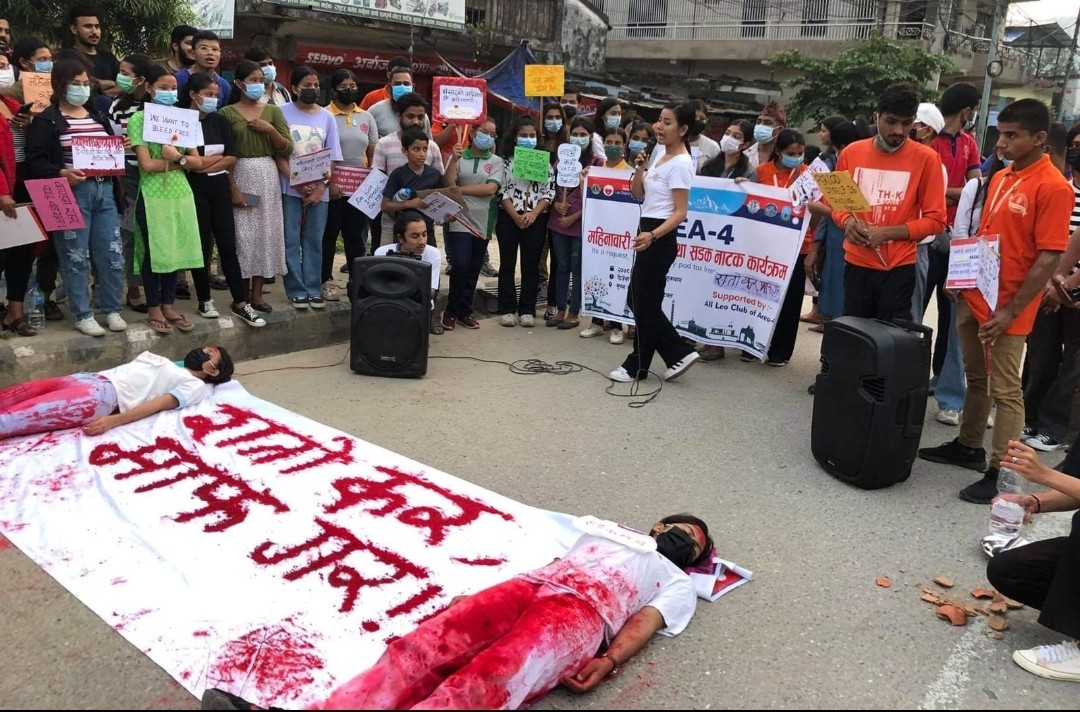 मुख्यमन्त्री कार्यालय अगाडि  लियाेद्वारा सडक नाटक