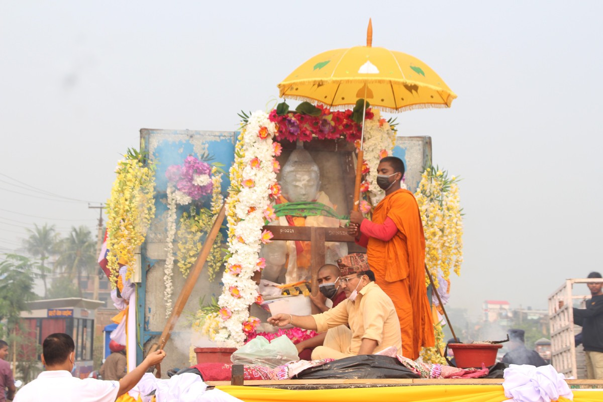 बहुमूल्य बुद्धमूर्ति नगरपरिक्रमा पछि गौतमबुद्ध विमानस्थलमा