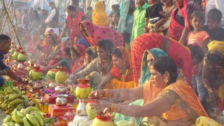अस्ताउँदो सूर्यलाई अर्घ्य दिइ छठपूजा,  भाेली उदाउदाे सूर्यलाई अर्घ्य दिइने (फाेटाेफिचर)