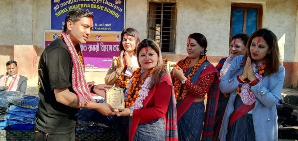 ईनर व्हिल कल्ब अफ लुम्बिनी द्वारा न्यानो कपडा तथा स्टेसनरी वितरण