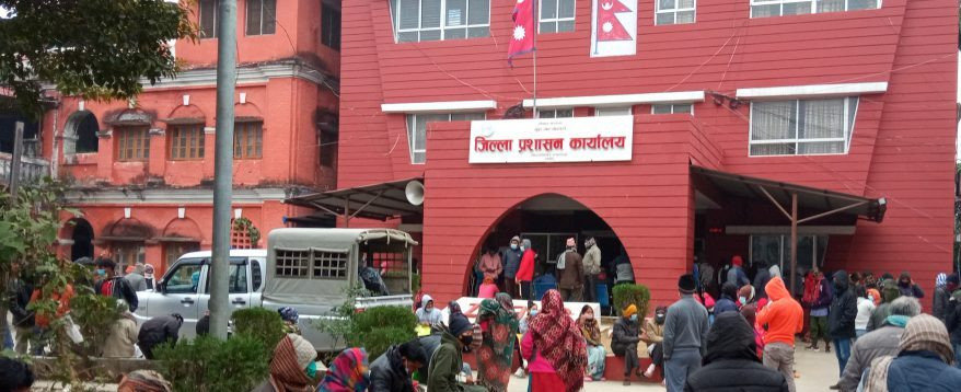 जिल्ला प्रशासन कार्यालय रुपन्देहीमा अत्यावश्यक बाहेक अन्य सबै सेवा बन्द ।