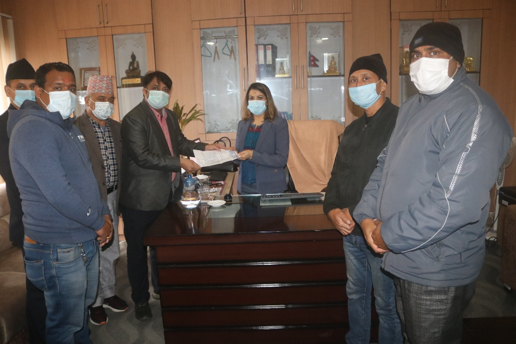 भारतबाट सामान आयात गर्दा अनिवार्य एलसी खोल्नुपर्ने व्यवस्थाले मध्यम वर्गका व्यवसायी मारमा परेको गुनासो