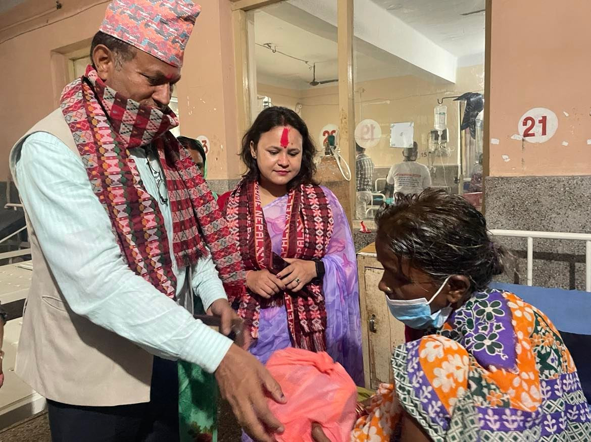 मेयर खानद्धारा बिरामीलाई फलफुलबितरण