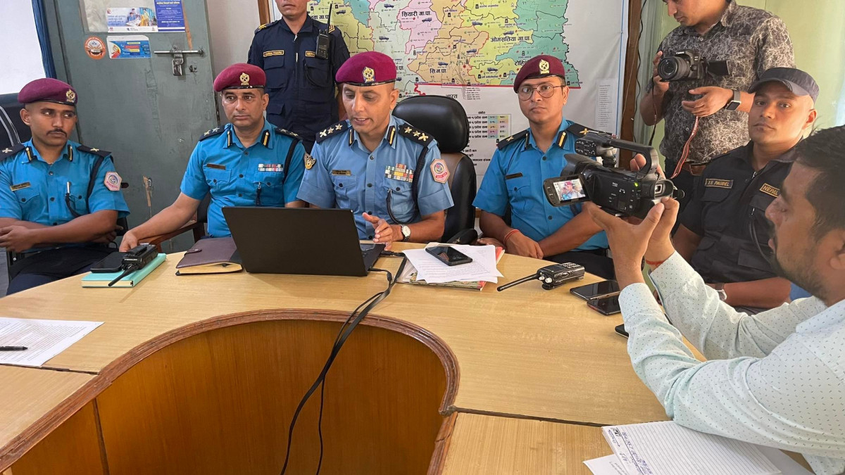 लुटपाट गरि सडकमा हिडिरहेका माथी गोली हान्ने दुई जना हतियार सहित पक्राउ
