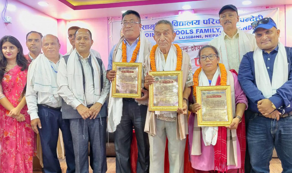 अन्तर्राष्ट्रिय साक्षरता दिवसको अवसरमा सामूहिक विद्यालय परिवार रुपन्देहीद्धारा तीनजना शिक्षकलाई सम्मान