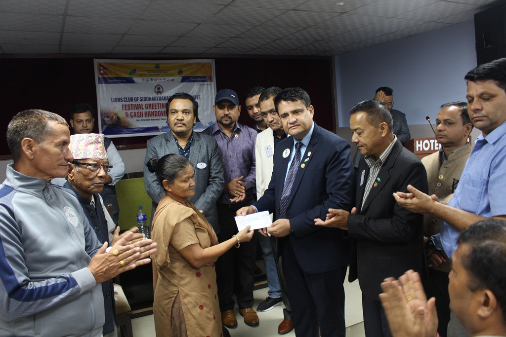लायन्स प्रोग्रेसिभ सिद्धार्थनगरद्वारा क्यान्सरपीडितलाई आर्थिक सहयोग
