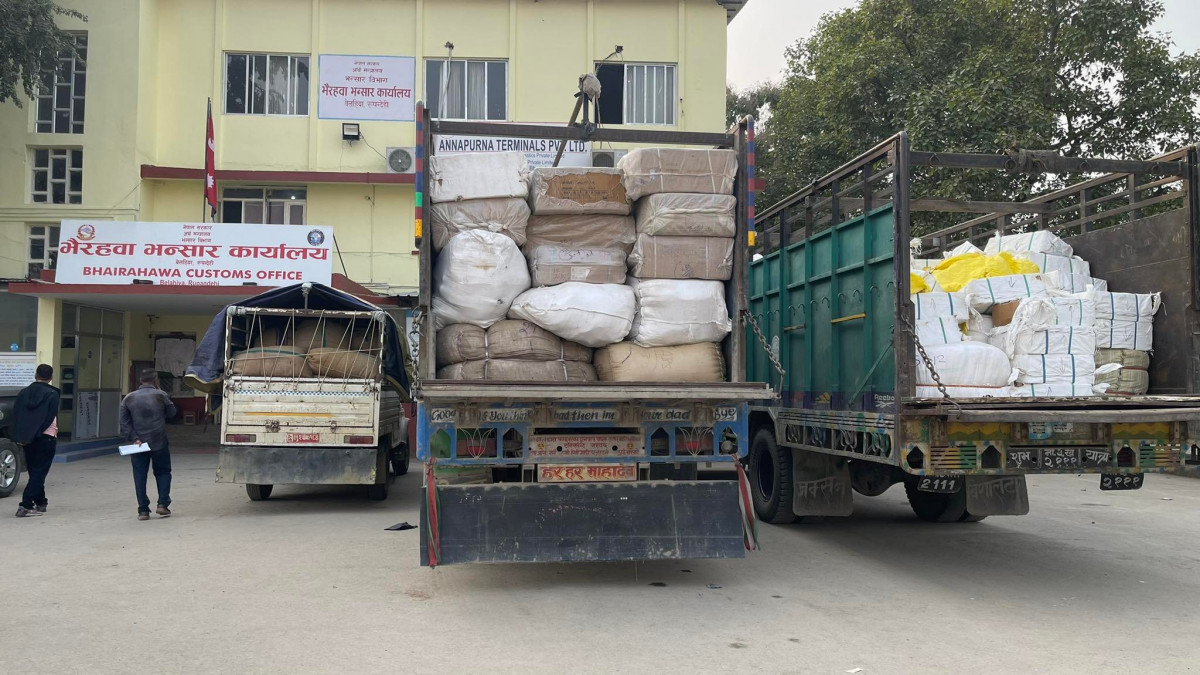 भैरहवा भन्सार कार्यालयद्धारा २ करोड बढीको भन्सार छलेका समानहरु कपिलबस्तु वाट बरामद ।