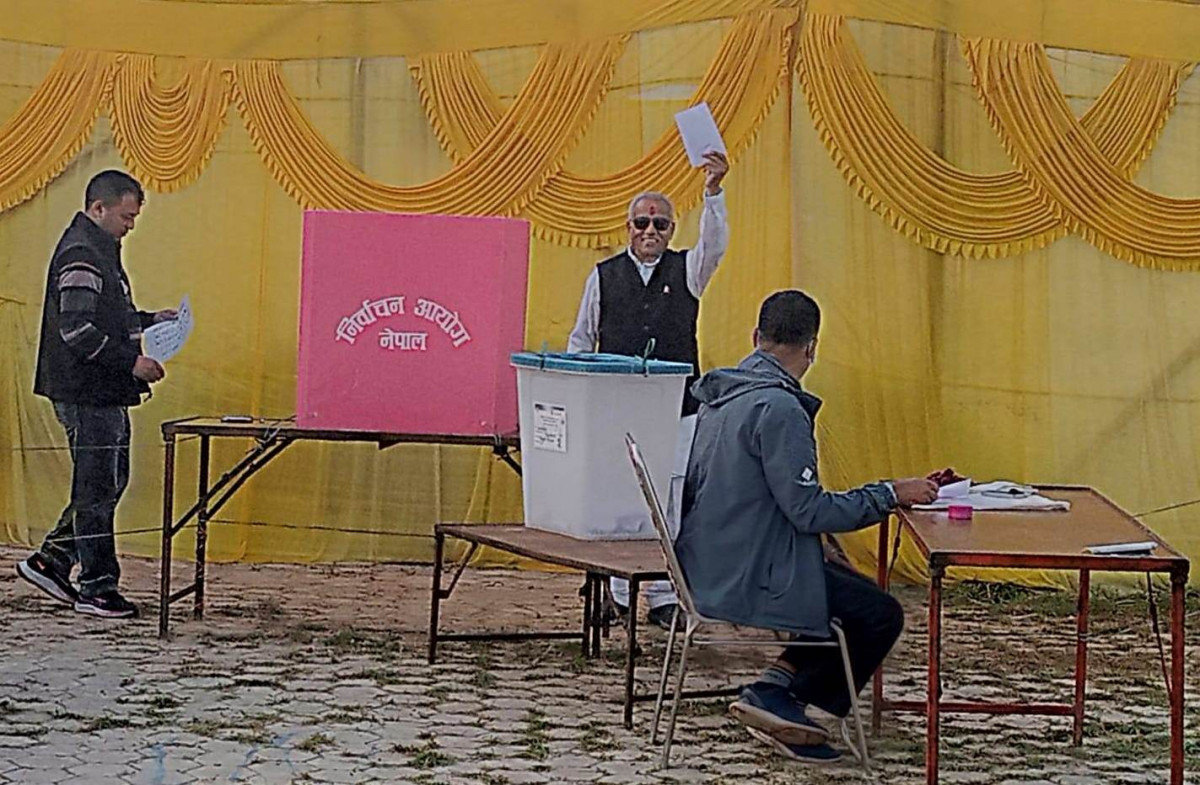 राप्रपाका वरिष्ठ नेता दिपक बोहराद्वारा मतदान