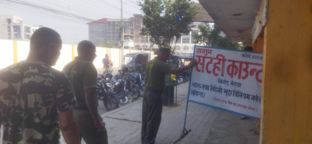 फुटपाथ अतिक्रमण हटाउँदै सिद्धार्थनगर