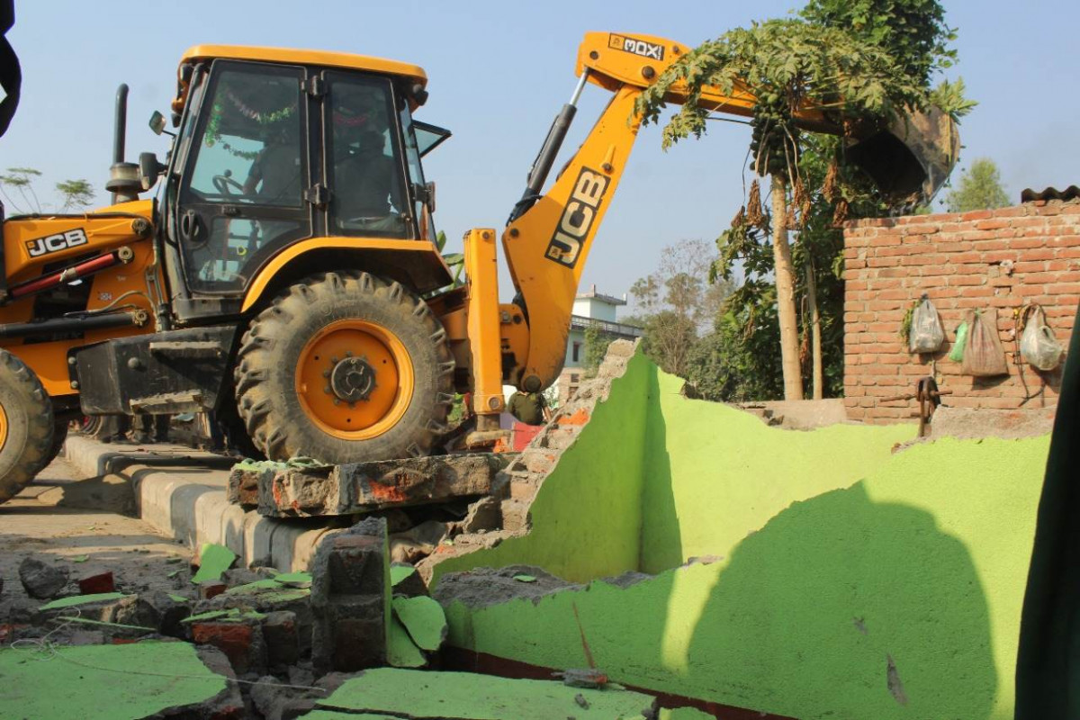 सार्वजनिक जग्गा अतिक्रमण गरी निर्माण गरिएका संरचनामा सिद्धार्थनगर नगरपालिका द्धारा डोजर चलाउन सुरु
