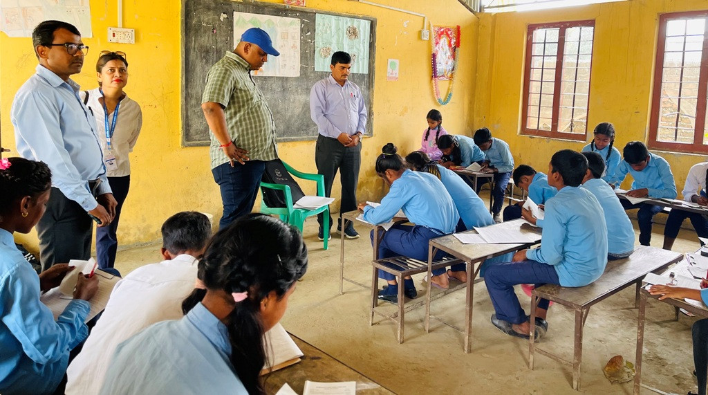 ओमसतियाका विभिन्न विद्यालयमा पुगे गाउँपालिका अध्यक्ष यादव
