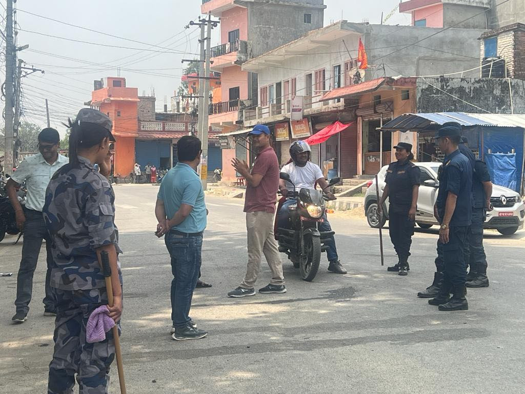 सिमावर्ती फरेनिया बजारबाट हुने करोडौंको तस्करी रोक्न भैरहवाका व्यवसायीहरु सिमामा निस्किए