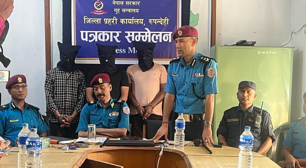 बम पड्काउँदै फिरौती माग्ने गिरोहका तीनजना पक्राउ