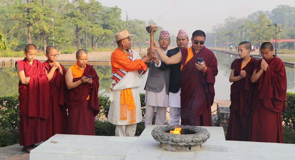 जलावयु परिवर्तन र विश्व शान्तिका लागि लुम्बिनीबाट सगरमाथा आधार शिविरमा लगियो शान्ति दीप