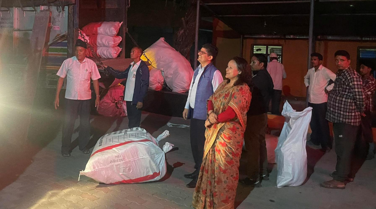 भुकम्प पीडितका लागि राहत संकलन गर्दै सिद्धार्थनगर