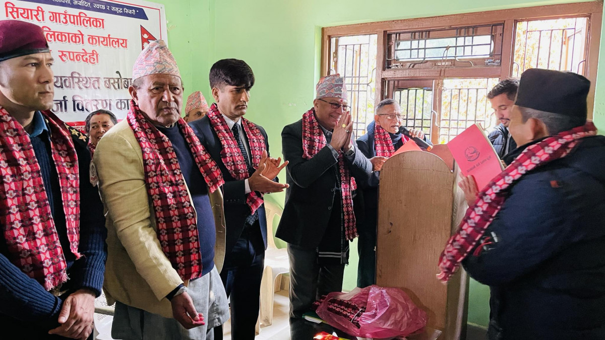 सियारीमा रहेका अव्यवस्थित बसोबासीलाई लालपूर्जा वितरण