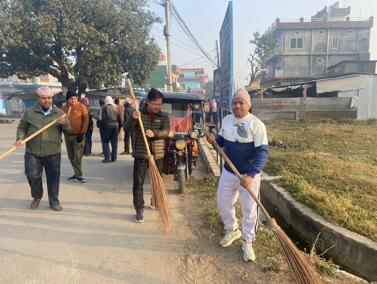 नेपाली कांग्रेसको ‘समुदायमा कांग्रेस’ अभियान अन्तर्गत गोलिगढमा सरसफाई