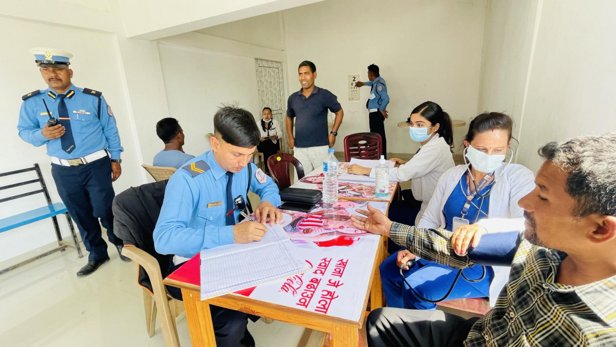 चालकको स्वास्थ्य समस्या र गाडीमा खराबीले हुने दुर्घटना न्युनिकरण गर्न रुपन्देही ट्राफिक  द्धारा चालकको स्वास्थ्य जाँच र गाडीको इन्जिनको अवस्था परीक्षण