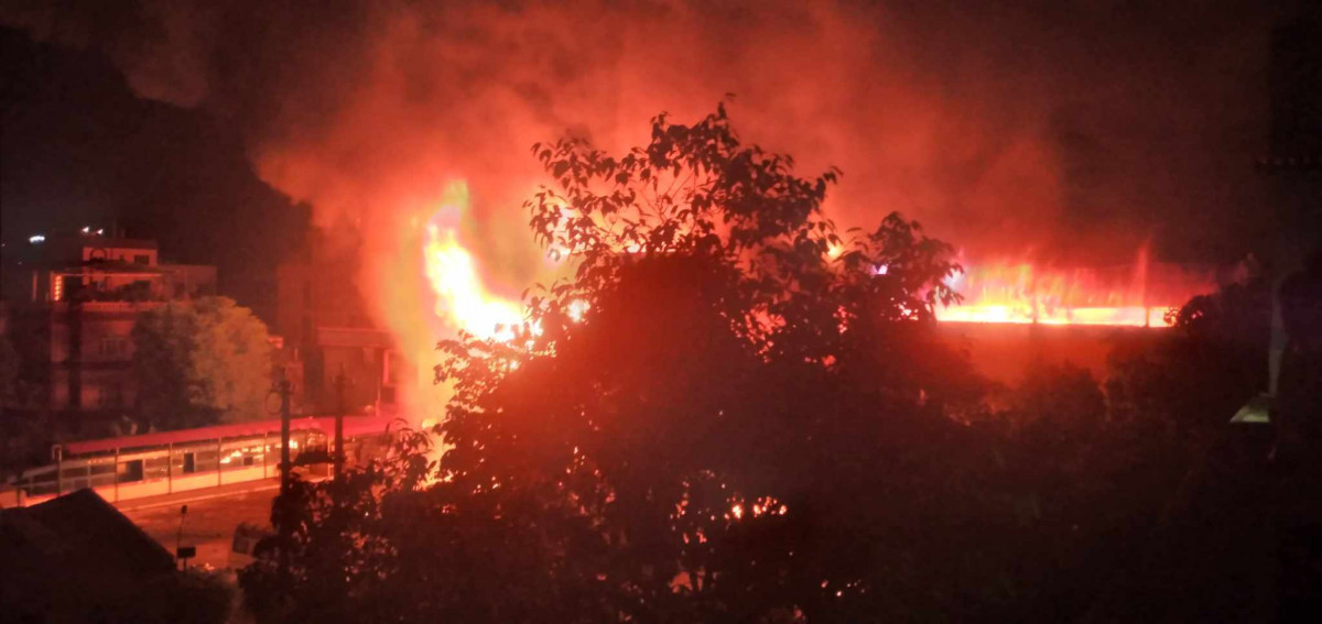 बुटवलकोे डेल्टा कम्प्लेक्समा लागेको आगो झण्डै ८ घण्टामा निभ्यो , करिव ५० करोडको क्षती