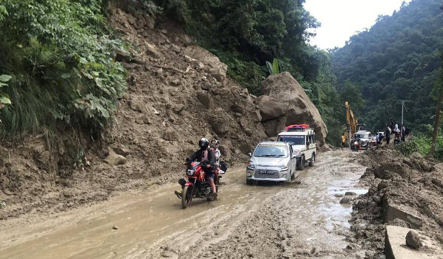 पहिरो हटाएपछि अवरुद्ध कर्णाली राजमार्ग पुन : सञ्चालनमा