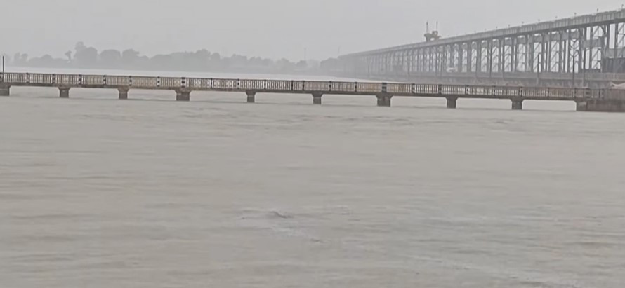 सप्तकोशीको पानीको बहाव उच्च भएपछि सबै ढोका खोलियो