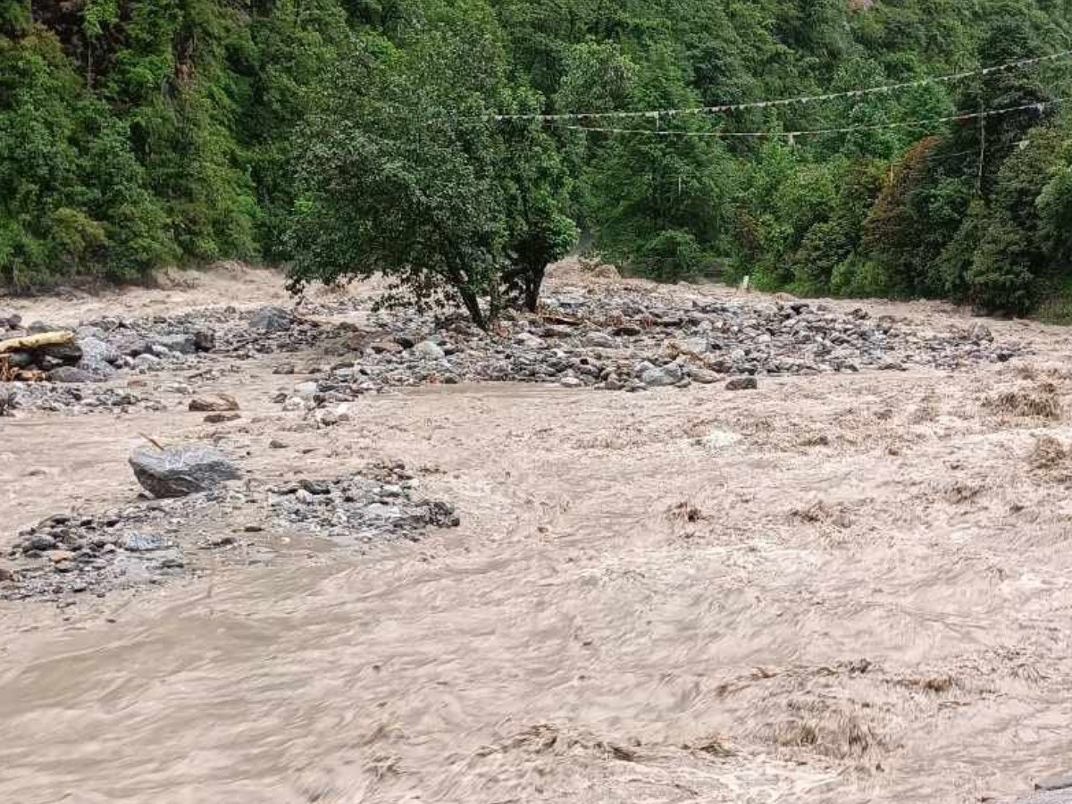 बाढीले घर बगाउँदा ३ बालबालिका माटोमा पुरिए, १ जना बेपत्ता
