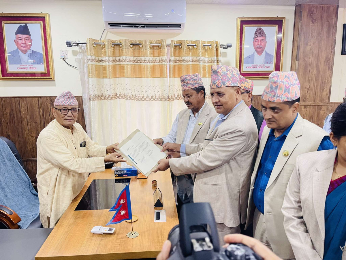 चेतनारायण आचार्यलाई मुख्यमन्त्री बनाउन प्रदेश प्रमुख समक्ष दावी पेश