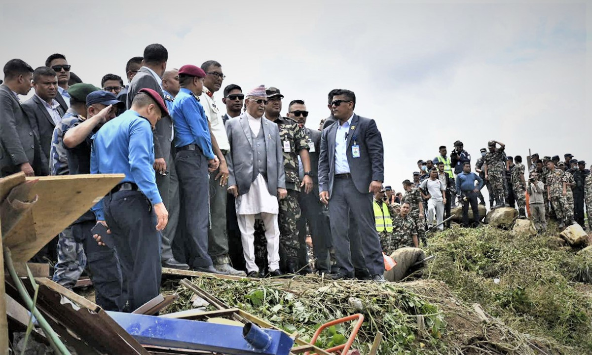विमान दुर्घटनास्थल पुगे प्रधानमन्त्री ओली