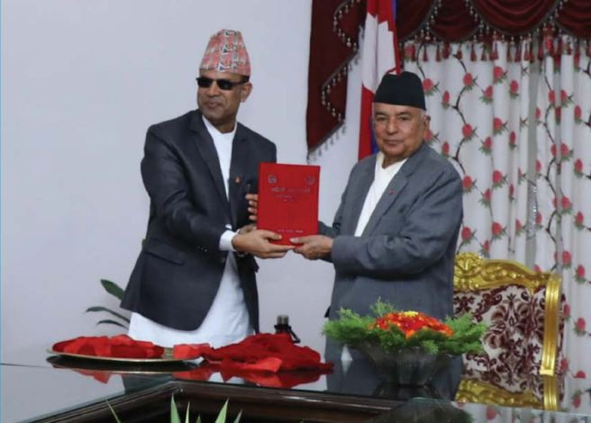 आरक्षणको नीति परिमार्जन गर्न सिफारिस सहित राष्ट्रपतिलाइ बुझाइयो मधेसी आयोगको प्रतिवेदन